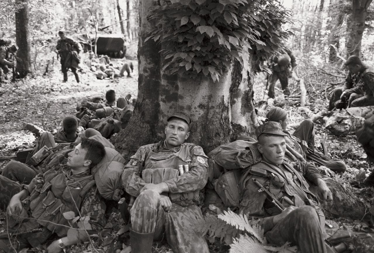 Солдаты Объединенной группировки федеральных сил РФ на привале. Чеченская Республика. 25 мая 1996 год