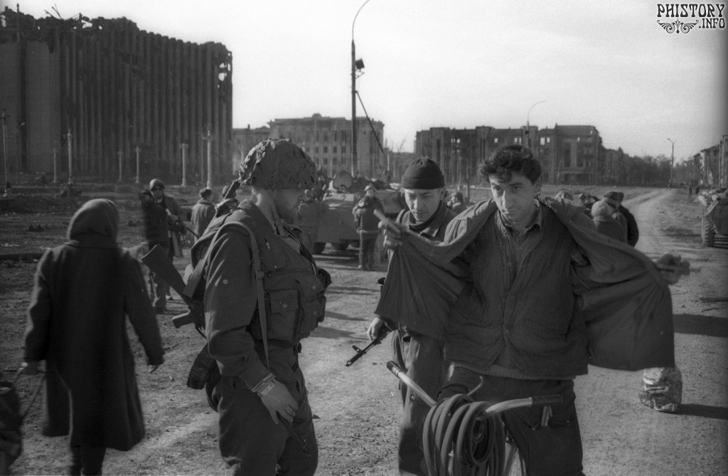 Блокпост Федеральных сил. Грозный. Чеченская республика. Май 1995 года. Фотография Олега Климова