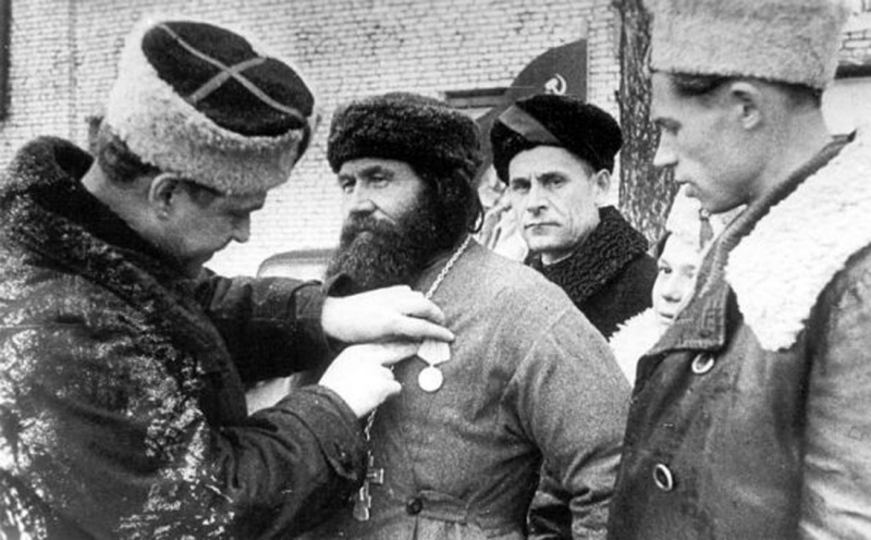 Награждение священника-партизана